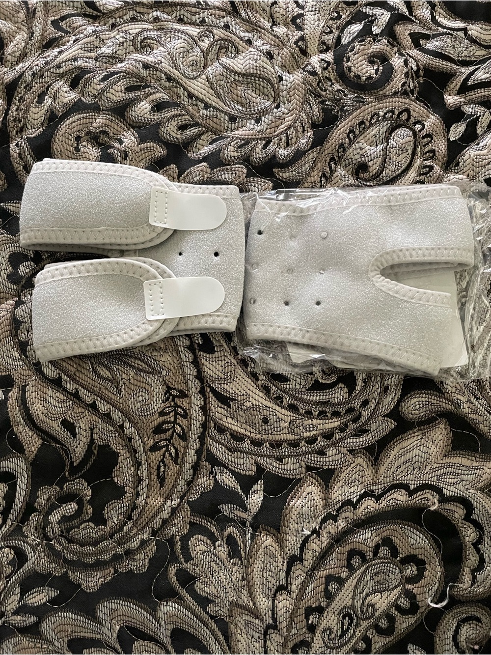 White Breathable Knee Support Straps- Pair